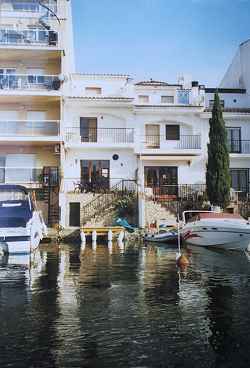 http://www.info-spain.co.uk/costa.brava/ampuriabrava/front2.jpg