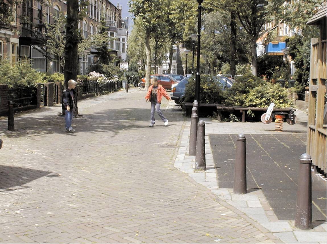 http://www.courtyardhousing.org/images/DutchWoonerf.jpg