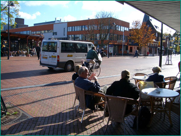 http://governing.typepad.com/photos/uncategorized/2008/04/10/woonerf.jpg